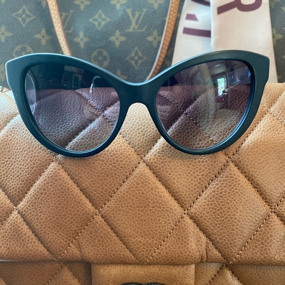 Burberry sunnies - Picture 2 of 6